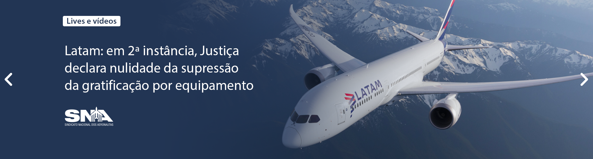 um avião branco sobrevoando montanhas com gelo em seus topos e um texto que diz... \"\"