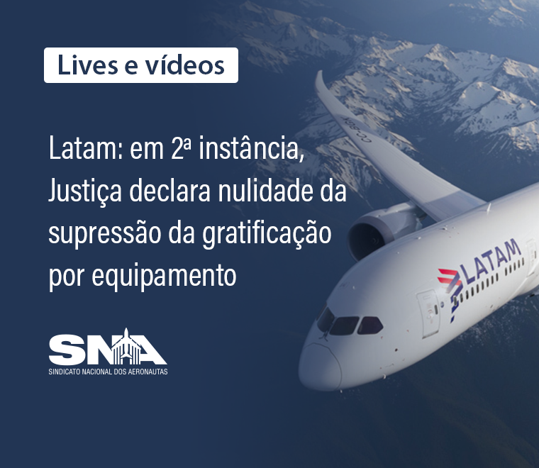 um avião branco sobrevoando montanhas com gelo em seus topos e um texto que diz... \"\"